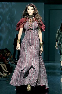 Poppy Dharsono Fascinate of Tenun. Jakarta Fashion & Food Fstival 2011 at Ballroom Hotel Harris. Kelapa Gading. Jakarta. [Foto: Mohammad Abduh/Wolipop]