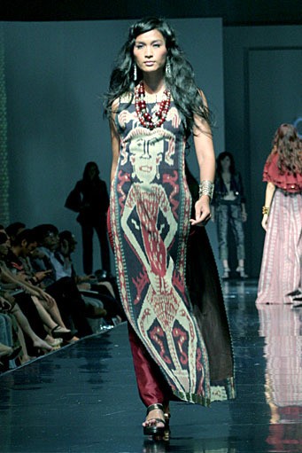 Poppy Dharsono Fascinate of Tenun. Jakarta Fashion & Food Fstival 2011 at Ballroom Hotel Harris. Kelapa Gading. Jakarta. [Foto: Mohammad Abduh/Wolipop]