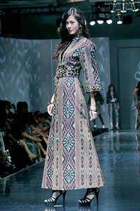 Poppy Dharsono Fascinate of Tenun. Jakarta Fashion & Food Fstival 2011 at Ballroom Hotel Harris. Kelapa Gading. Jakarta. [Foto: Mohammad Abduh/Wolipop]