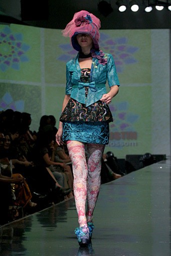 Lenny Agustin Intoxicating Blossom. Jakarta Fashion & Food Festival 2011 at harris Hotel. Kelapa Gading. Jakarta. [Foto: Mohammad Abduh/Wolipop]