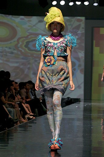 Lenny Agustin Intoxicating Blossom. Jakarta Fashion & Food Festival 2011 at harris Hotel. Kelapa Gading. Jakarta. [Foto: Mohammad Abduh/Wolipop]