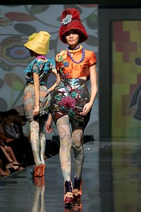 Lenny Agustin Intoxicating Blossom. Jakarta Fashion & Food Festival 2011 at harris Hotel. Kelapa Gading. Jakarta. [Foto: Mohammad Abduh/Wolipop]