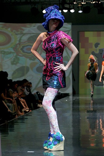 Lenny Agustin Intoxicating Blossom. Jakarta Fashion & Food Festival 2011 at harris Hotel. Kelapa Gading. Jakarta. [Foto: Mohammad Abduh/Wolipop]