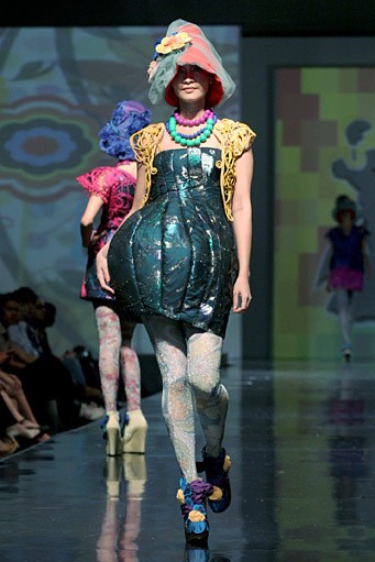 Lenny Agustin Intoxicating Blossom. Jakarta Fashion & Food Festival 2011 at harris Hotel. Kelapa Gading. Jakarta. [Foto: Mohammad Abduh/Wolipop]