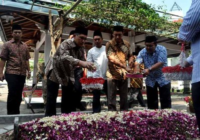 Anas Ziarah ke Makam Gus Dur