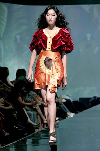 Padmo Gardjito Simplicty of demension. Jakarta Fashion & Food Festival 2011. Ballroom Hotel Harris. Kelapa Gading. Jakarta. [Foto: Mohammad Abduh/Wolipop]