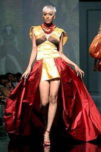 Padmo Gardjito Simplicty of demension. Jakarta Fashion & Food Festival 2011. Ballroom Hotel Harris. Kelapa Gading. Jakarta. [Foto: Mohammad Abduh/Wolipop]