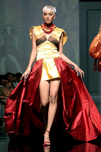 Padmo Gardjito Simplicty of demension. Jakarta Fashion & Food Festival 2011. Ballroom Hotel Harris. Kelapa Gading. Jakarta. [Foto: Mohammad Abduh/Wolipop]