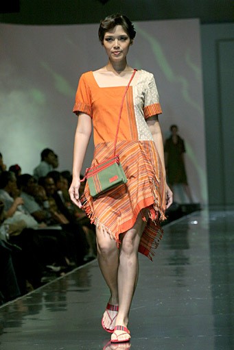 Dina Midiani Simply Irresistible of Tapanuli. Jakarta Fashion & Food Festival 2011 at Ballroom Hotel Harris. Kelapa Gading. Jakarta. [Foto: Mohammad Abduh/Wolipop]