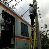 Penumpang Masih Nekat Naik di Atap Gerbong KRL