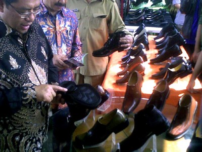 PNS Jabar Wajib Pakai Sepatu Dalam Negeri