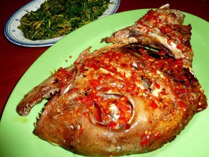 Kepala Ikan Bakar Rica Super-Pedis dari Airmadidi