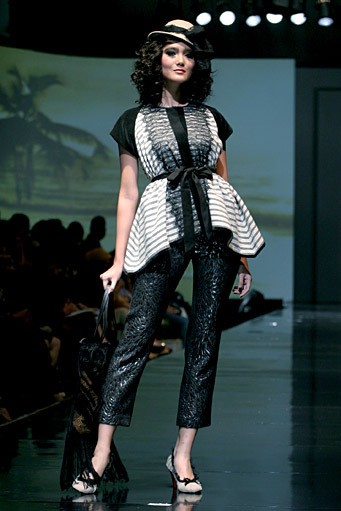 Musa Widyatmodjo The Luric [She] ll. Jakarta Fashion & Food Festival 2011 at Ballroom Hotel Harris. Kelapa Gading. Jakarta. [Foto: Mohammad Abduh/Wolipop]