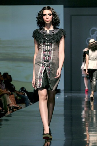 Musa Widyatmodjo The Luric [She] ll. Jakarta Fashion & Food Festival 2011 at Ballroom Hotel Harris. Kelapa Gading. Jakarta. [Foto: Mohammad Abduh/Wolipop]