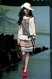 Musa Widyatmodjo The Luric [She] ll. Jakarta Fashion & Food Festival 2011 at Ballroom Hotel Harris. Kelapa Gading. Jakarta. [Foto: Mohammad Abduh/Wolipop]