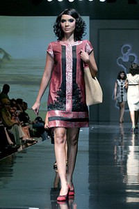 Musa Widyatmodjo The Luric [She] ll. Jakarta Fashion & Food Festival 2011 at Ballroom Hotel Harris. Kelapa Gading. Jakarta. [Foto: Mohammad Abduh/Wolipop]