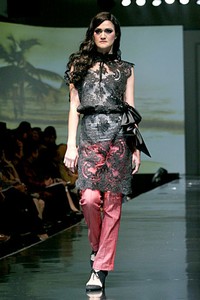 Musa Widyatmodjo The Luric [She] ll. Jakarta Fashion & Food Festival 2011 at Ballroom Hotel Harris. Kelapa Gading. Jakarta. [Foto: Mohammad Abduh/Wolipop]