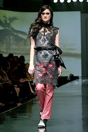 Musa Widyatmodjo The Luric [She] ll. Jakarta Fashion & Food Festival 2011 at Ballroom Hotel Harris. Kelapa Gading. Jakarta. [Foto: Mohammad Abduh/Wolipop]