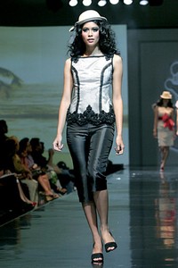 Musa Widyatmodjo The Luric [She] ll. Jakarta Fashion & Food Festival 2011 at Ballroom Hotel Harris. Kelapa Gading. Jakarta. [Foto: Mohammad Abduh/Wolipop]