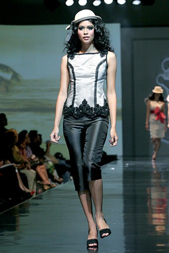 Musa Widyatmodjo The Luric [She] ll. Jakarta Fashion & Food Festival 2011 at Ballroom Hotel Harris. Kelapa Gading. Jakarta. [Foto: Mohammad Abduh/Wolipop]