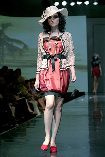 Musa Widyatmodjo The Luric [She] ll. Jakarta Fashion & Food Festival 2011 at Ballroom Hotel Harris. Kelapa Gading. Jakarta. [Foto: Mohammad Abduh/Wolipop]