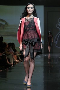 Musa Widyatmodjo The Luric [She] ll. Jakarta Fashion & Food Festival 2011 at Ballroom Hotel Harris. Kelapa Gading. Jakarta. [Foto: Mohammad Abduh/Wolipop]