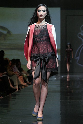 Musa Widyatmodjo The Luric [She] ll. Jakarta Fashion & Food Festival 2011 at Ballroom Hotel Harris. Kelapa Gading. Jakarta. [Foto: Mohammad Abduh/Wolipop]