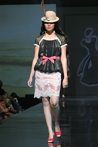 Musa Widyatmodjo The Luric [She] ll. Jakarta Fashion & Food Festival 2011 at Ballroom Hotel Harris. Kelapa Gading. Jakarta. [Foto: Mohammad Abduh/Wolipop]