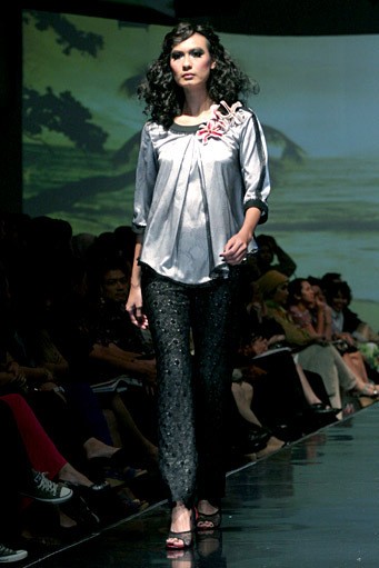 Musa Widyatmodjo The Luric [She] ll. Jakarta Fashion & Food Festival 2011 at Ballroom Hotel Harris. Kelapa Gading. Jakarta. [Foto: Mohammad Abduh/Wolipop]