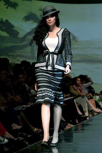 Musa Widyatmodjo The Luric [She] ll. Jakarta Fashion & Food Festival 2011 at Ballroom Hotel Harris. Kelapa Gading. Jakarta. [Foto: Mohammad Abduh/Wolipop]