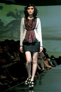 Musa Widyatmodjo The Luric [She] ll. Jakarta Fashion & Food Festival 2011 at Ballroom Hotel Harris. Kelapa Gading. Jakarta. [Foto: Mohammad Abduh/Wolipop]