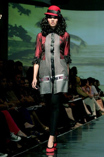 Musa Widyatmodjo The Luric [She] ll. Jakarta Fashion & Food Festival 2011 at Ballroom Hotel Harris. Kelapa Gading. Jakarta. [Foto: Mohammad Abduh/Wolipop]