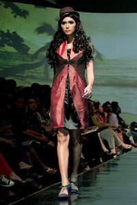 Musa Widyatmodjo The Luric [She] ll. Jakarta Fashion & Food Festival 2011 at Ballroom Hotel Harris. Kelapa Gading. Jakarta. [Foto: Mohammad Abduh/Wolipop]