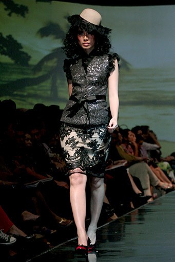 Musa Widyatmodjo The Luric [She] ll. Jakarta Fashion & Food Festival 2011 at Ballroom Hotel Harris. Kelapa Gading. Jakarta. [Foto: Mohammad Abduh/Wolipop]