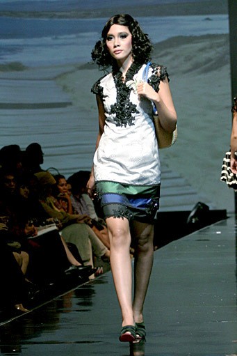 Musa Widyatmodjo The Luric [She] ll. Jakarta Fashion & Food Festival 2011 at Ballroom Hotel Harris. Kelapa Gading. Jakarta. [Foto: Mohammad Abduh/Wolipop]