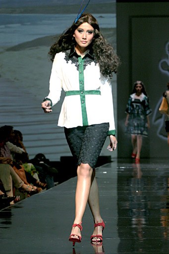 Musa Widyatmodjo The Luric [She] ll. Jakarta Fashion & Food Festival 2011 at Ballroom Hotel Harris. Kelapa Gading. Jakarta. [Foto: Mohammad Abduh/Wolipop]