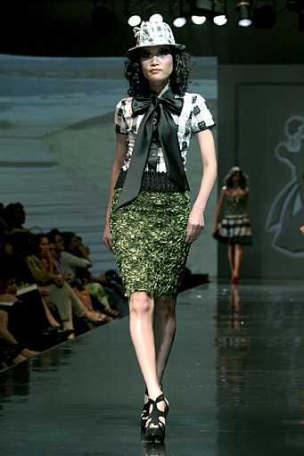 Musa Widyatmodjo The Luric [She] ll. Jakarta Fashion & Food Festival 2011 at Ballroom Hotel Harris. Kelapa Gading. Jakarta. [Foto: Mohammad Abduh/Wolipop]