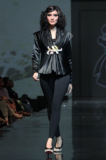 Musa Widyatmodjo The Luric [She] ll. Jakarta Fashion & Food Festival 2011 at Ballroom Hotel Harris. Kelapa Gading. Jakarta. [Foto: Mohammad Abduh/Wolipop]