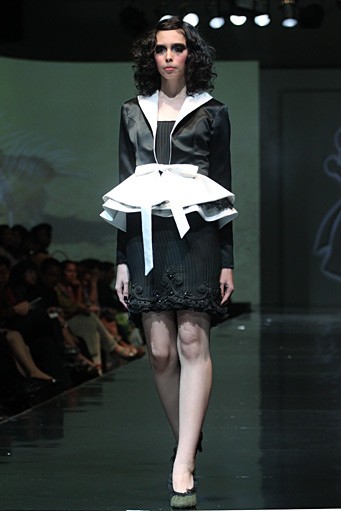 Musa Widyatmodjo The Luric [She] ll. Jakarta Fashion & Food Festival 2011 at Ballroom Hotel Harris. Kelapa Gading. Jakarta. [Foto: Mohammad Abduh/Wolipop]