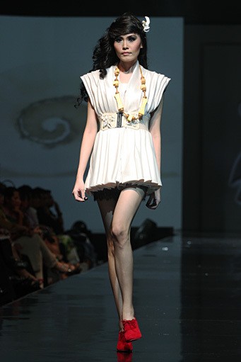 Musa Widyatmodjo The Luric [She] ll. Jakarta Fashion & Food Festival 2011 at Ballroom Hotel Harris. Kelapa Gading. Jakarta. [Foto: Mohammad Abduh/Wolipop]