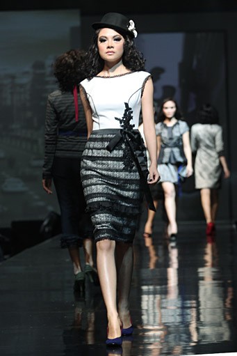 Musa Widyatmodjo The Luric [She] ll. Jakarta Fashion & Food Festival 2011 at Ballroom Hotel Harris. Kelapa Gading. Jakarta. [Foto: Mohammad Abduh/Wolipop]