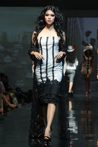 Musa Widyatmodjo The Luric [She] ll. Jakarta Fashion & Food Festival 2011 at Ballroom Hotel Harris. Kelapa Gading. Jakarta. [Foto: Mohammad Abduh/Wolipop]