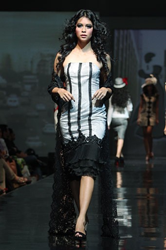 Musa Widyatmodjo The Luric [She] ll. Jakarta Fashion & Food Festival 2011 at Ballroom Hotel Harris. Kelapa Gading. Jakarta. [Foto: Mohammad Abduh/Wolipop]