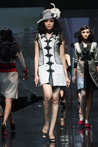 Musa Widyatmodjo The Luric [She] ll. Jakarta Fashion & Food Festival 2011 at Ballroom Hotel Harris. Kelapa Gading. Jakarta. [Foto: Mohammad Abduh/Wolipop]