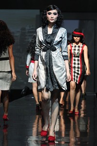 Musa Widyatmodjo The Luric [She] ll. Jakarta Fashion & Food Festival 2011 at Ballroom Hotel Harris. Kelapa Gading. Jakarta. [Foto: Mohammad Abduh/Wolipop]