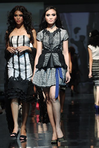 Musa Widyatmodjo The Luric [She] ll. Jakarta Fashion & Food Festival 2011 at Ballroom Hotel Harris. Kelapa Gading. Jakarta. [Foto: Mohammad Abduh/Wolipop]