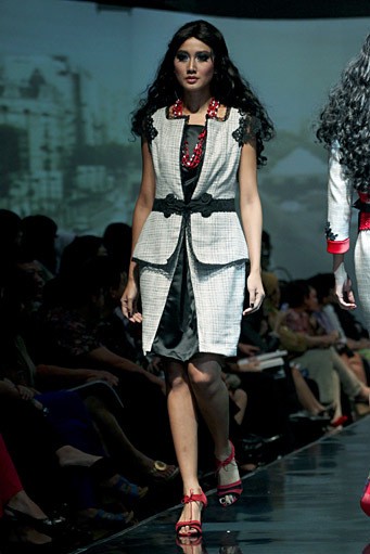 Musa Widyatmodjo The Luric [She] ll. Jakarta Fashion & Food Festival 2011 at Ballroom Hotel Harris. Kelapa Gading. Jakarta. [Foto: Mohammad Abduh/Wolipop]