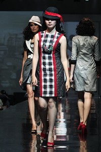 Musa Widyatmodjo The Luric [She] ll. Jakarta Fashion & Food Festival 2011 at Ballroom Hotel Harris. Kelapa Gading. Jakarta. [Foto: Mohammad Abduh/Wolipop]