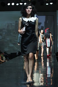 Musa Widyatmodjo The Luric [She] ll. Jakarta Fashion & Food Festival 2011 at Ballroom Hotel Harris. Kelapa Gading. Jakarta. [Foto: Mohammad Abduh/Wolipop]