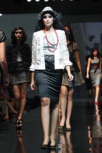 Musa Widyatmodjo The Luric [She] ll. Jakarta Fashion & Food Festival 2011 at Ballroom Hotel Harris. Kelapa Gading. Jakarta. [Foto: Mohammad Abduh/Wolipop]